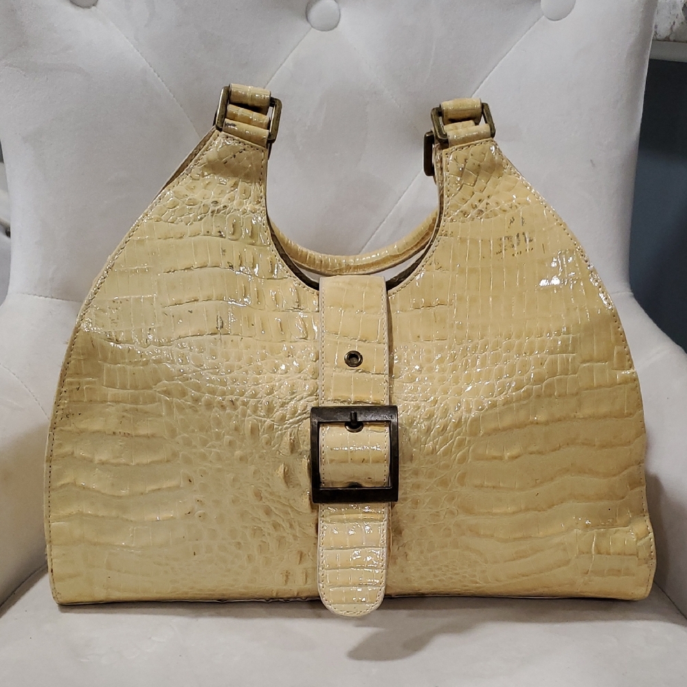 Elegant Cream Crocodile-Embossed Shoulder Bag